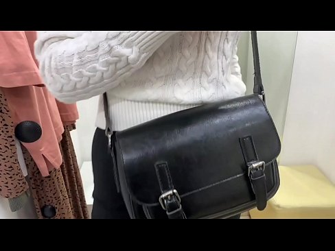 ❤️ Melancap awam perempuan jalang FeralBerry dengan dildo di dalam bilik pemasangan ❤️ Lucah pada ms.xxxpornolive.ru ❌️❤